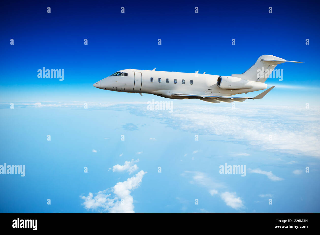 Luxury private jet volare sopra le nuvole in luce del giorno Foto Stock