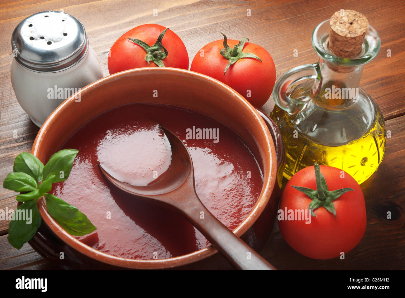 Salsa di pomodoro su un vaso in terracotta con ingredienti visto da sopra. Foto Stock