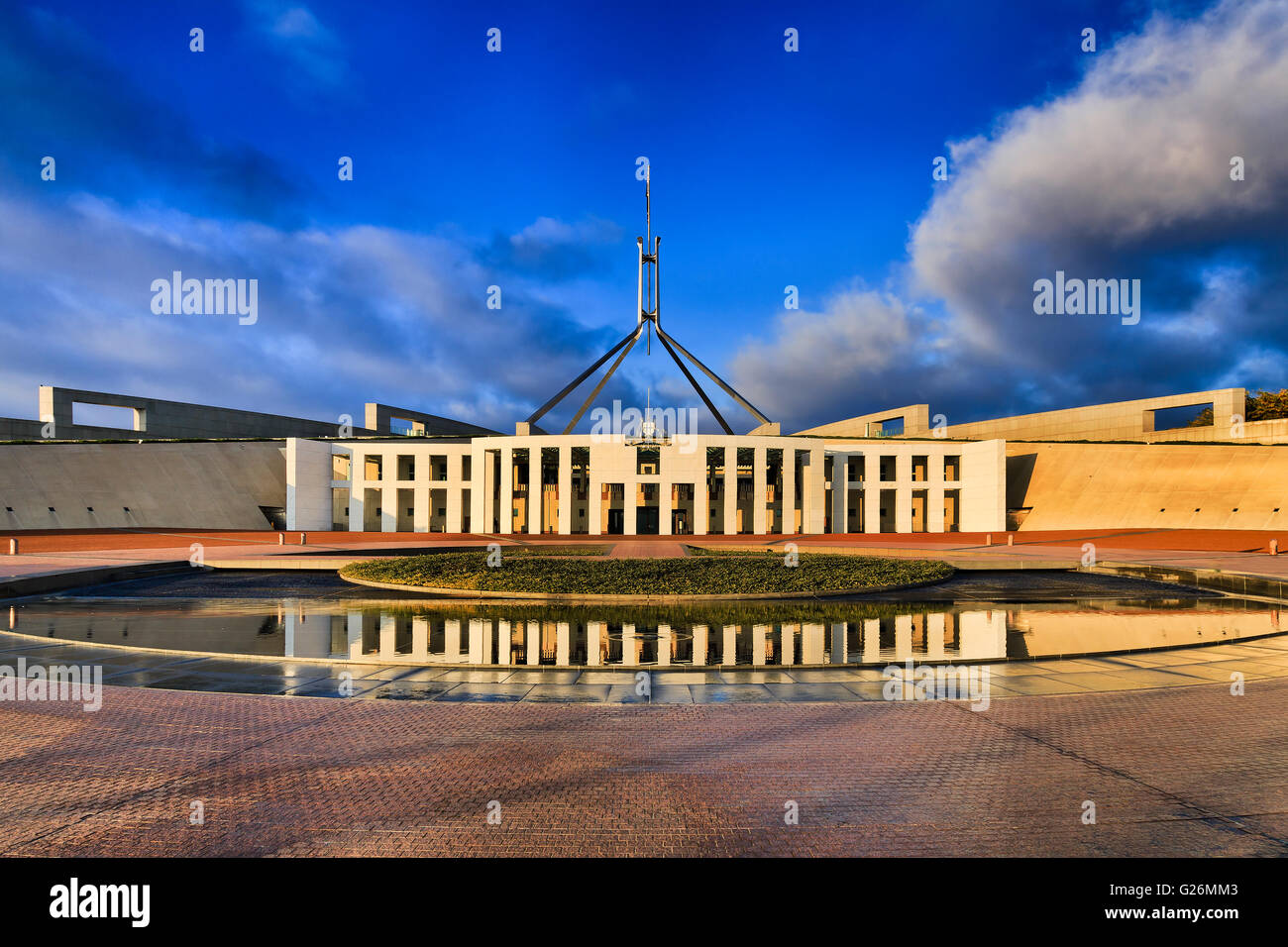 Sun accesa facciata del parlamento nazionale casa di Australia a Canberra in mattinata. Colonne di casa intrance riflettendo in fou Foto Stock