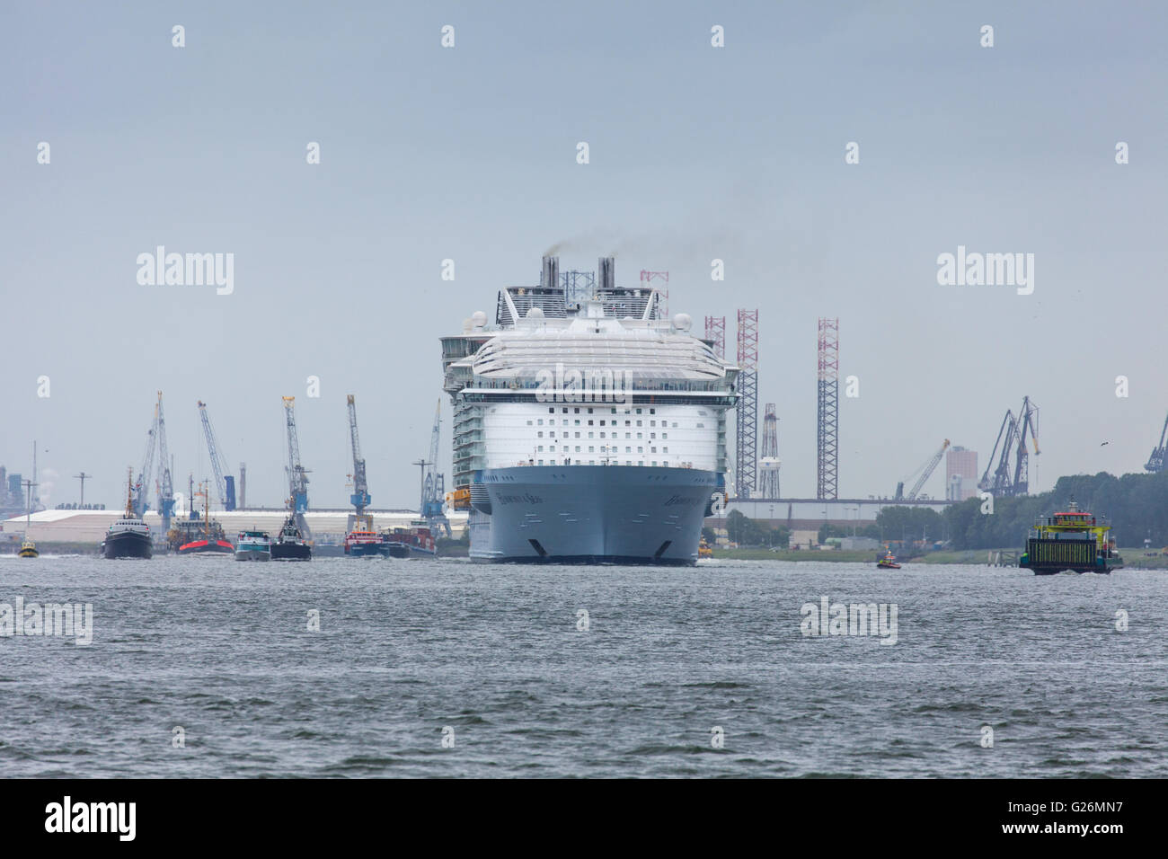 Mondo è più grande nave da crociera armonia dei mari lascia il porto di Rotterdam Paesi Bassi per la restante durata del suo viaggio inaugurale Foto Stock