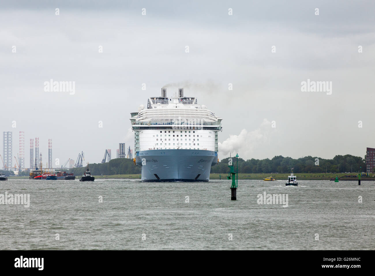 Mondo è più grande nave da crociera armonia dei mari lascia il porto di Rotterdam Paesi Bassi per la restante durata del suo viaggio inaugurale Foto Stock