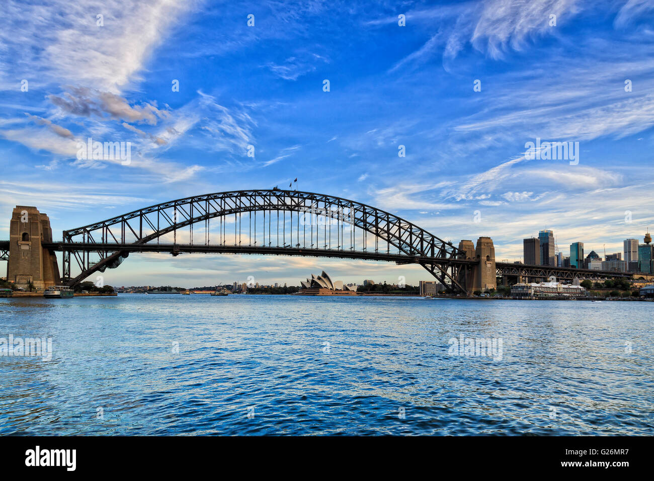 Il Ponte del Porto di Sydney il collegamento di Nord Sydney e rocce come visto da Milsons Point attraverso Lavender Bay e del porto Foto Stock