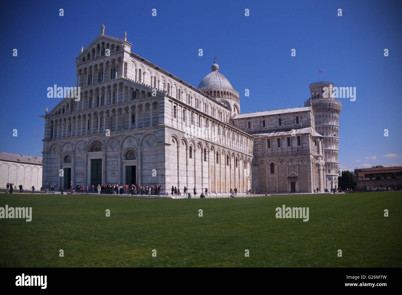 Pisa La Torre Pendente e la Cattedrale in Piazza dei Miracoli (Piazza dei miracoli). Foto Stock
