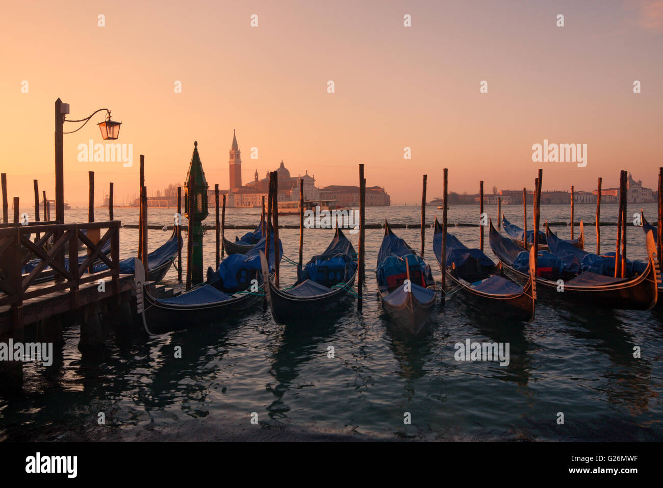 Gondole a Venezia al tramonto - San Giorgio maggiore sullo sfondo Foto Stock