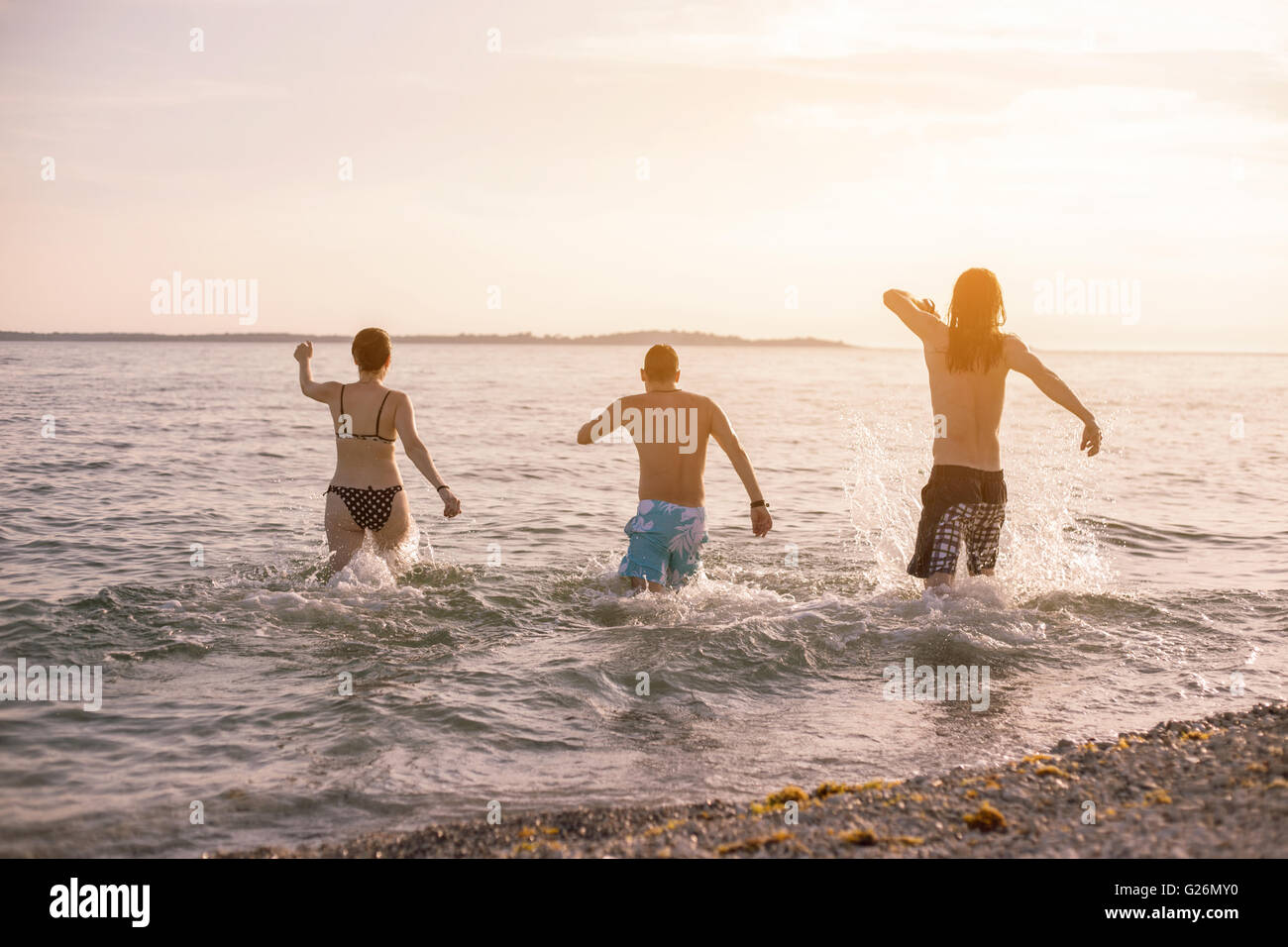 I giovani in esecuzione nel mare Foto Stock