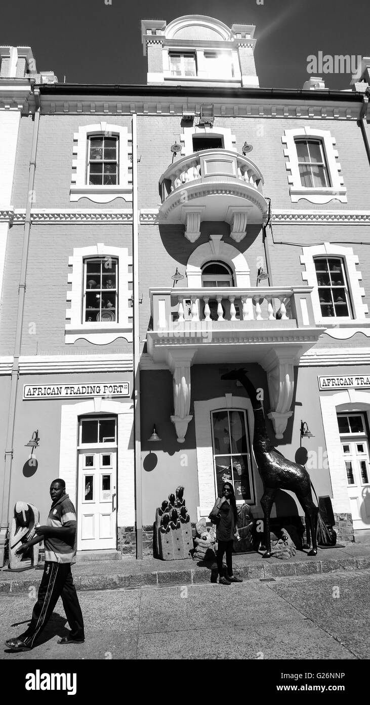 Edificio in stile vittoriano di antiquariato negozio artefatti di pedoni a piedi dalla monocromia in condizioni di luce solare intensa riflessione sun Foto Stock