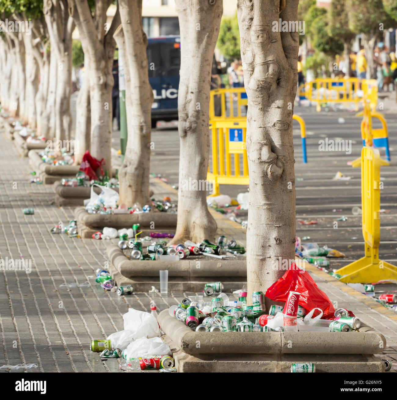 Lattine di birra e bicchieri di plastica in strada al di fuori dello stadio di calcio. Foto Stock