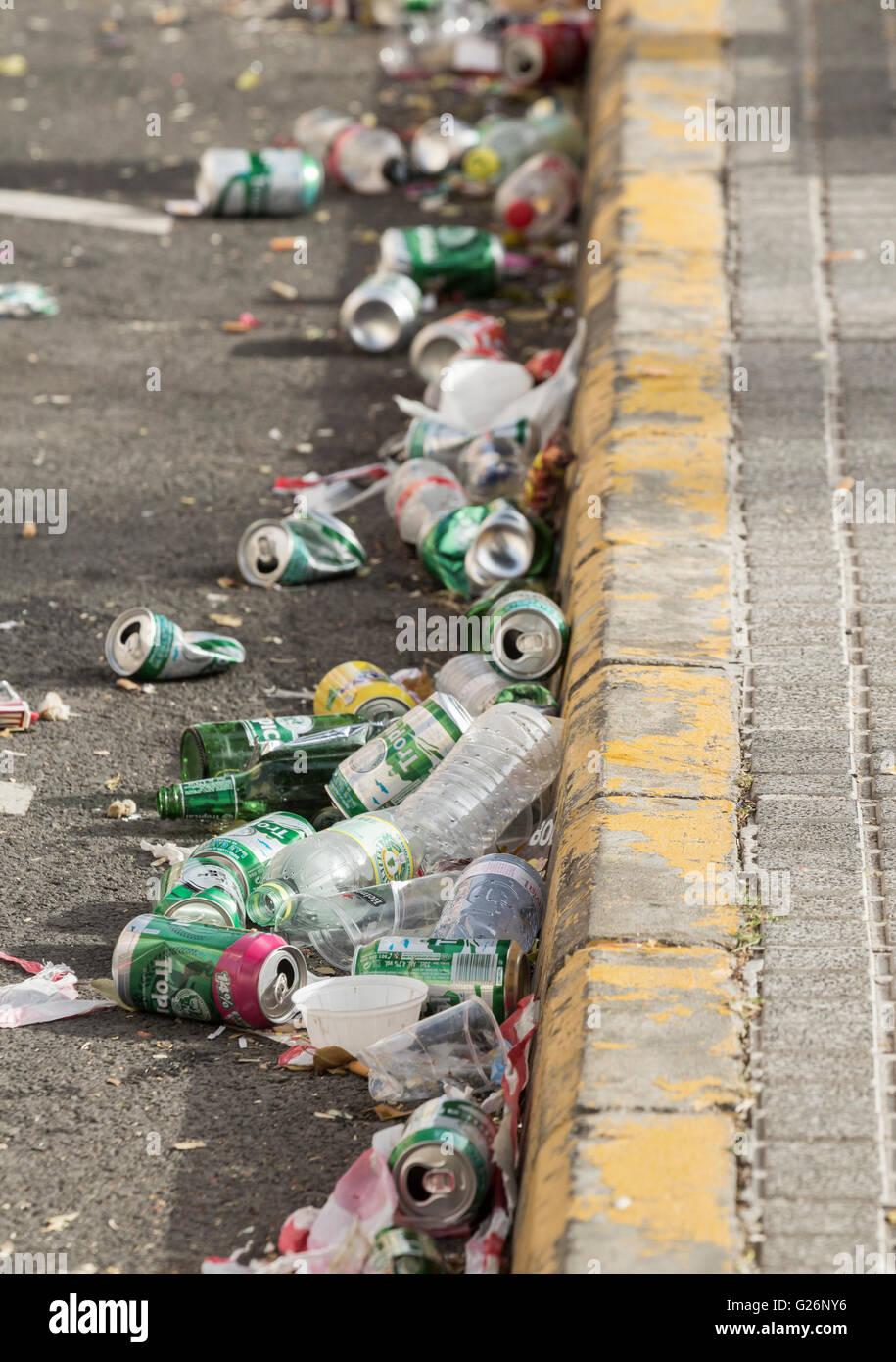 Lattine di birra e bicchieri di plastica in strada al di fuori dello stadio di calcio in Spagna Foto Stock