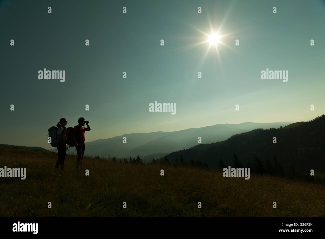 Due persone di prendere uno sguardo alla collina di fronte in un tranquillo pomeriggio Foto Stock