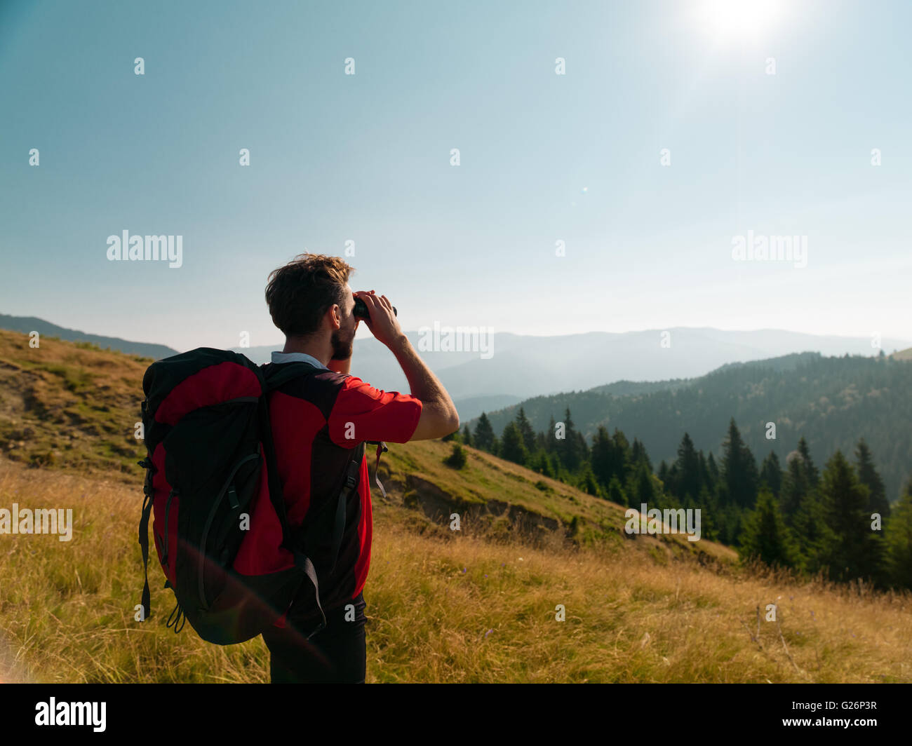 Giornata di relax per quell uomo, assumendo un aspetto strano presso la collina di fronte Foto Stock