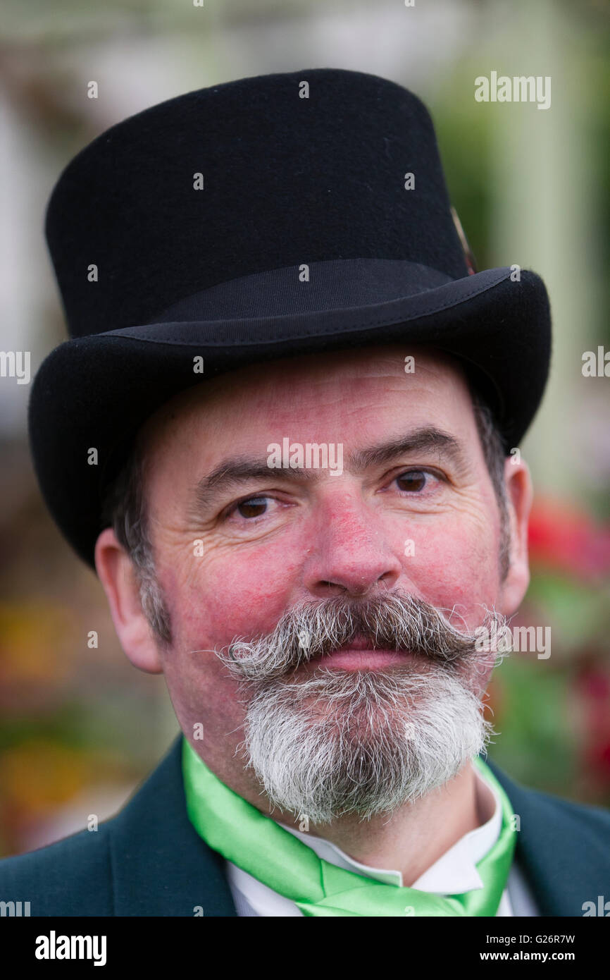 Chelsea Flower Show di Londra, Regno Unito. Adrian Cooke indossando un cappello a cilindro e una spettacolare i baffi al Victorian Revival Stand. Foto Stock
