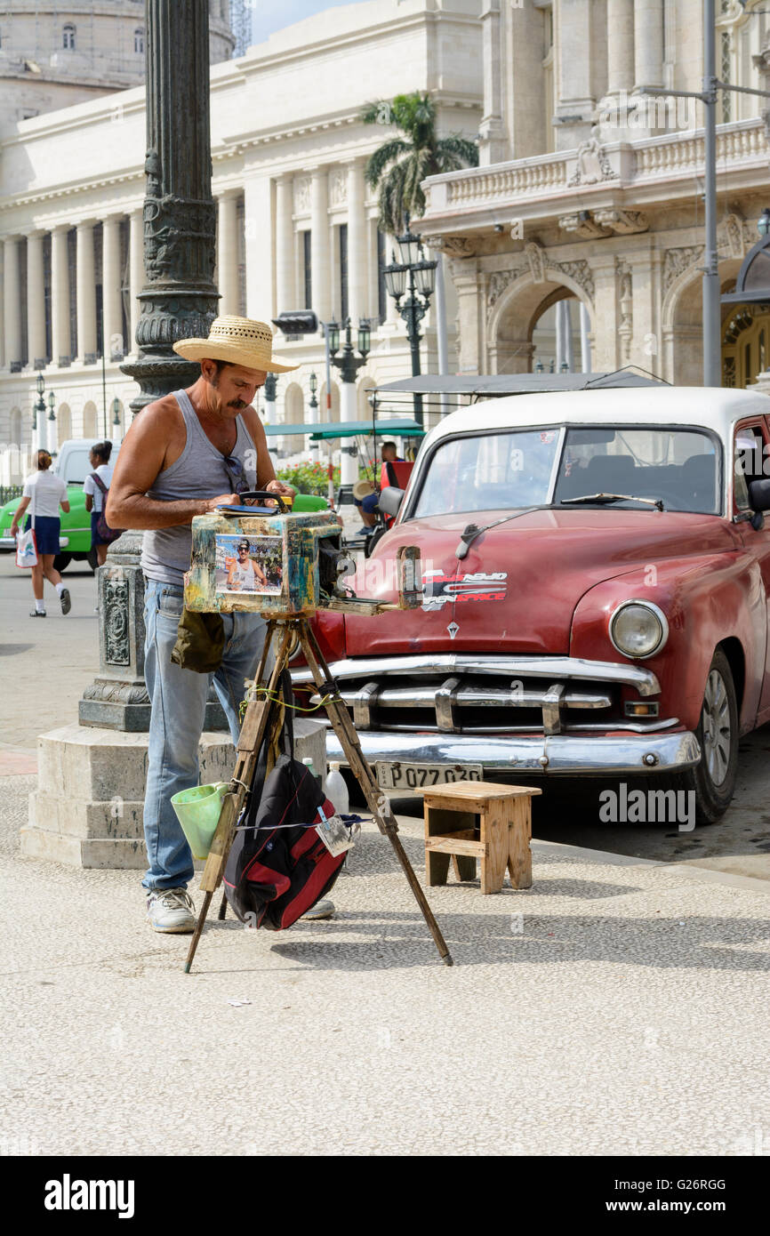 Fotografo di strada con una fotocamera vintage nel Parque Central, l'Avana Vecchia Havana, Cuba Foto Stock