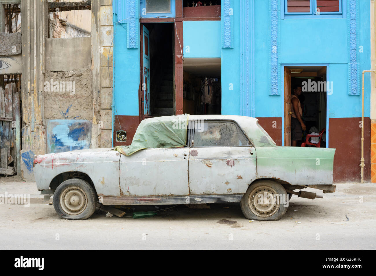Un auto d'epoca in fase di restauro a l'Avana, Cuba Foto Stock
