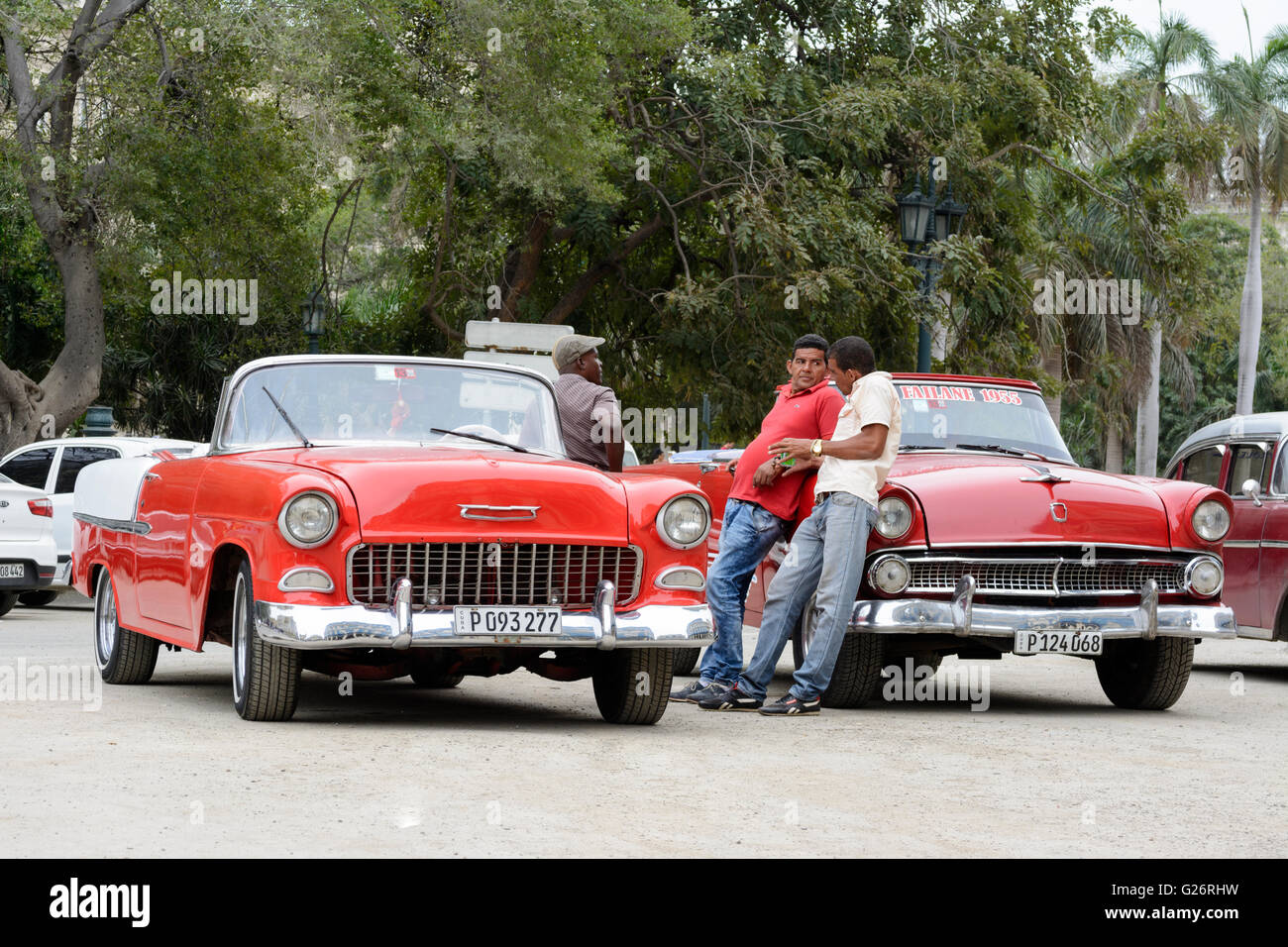 Vintage American Cars (tra cui una Ford Fairlane) nel Parque Central, Old Havana, Cuba Foto Stock