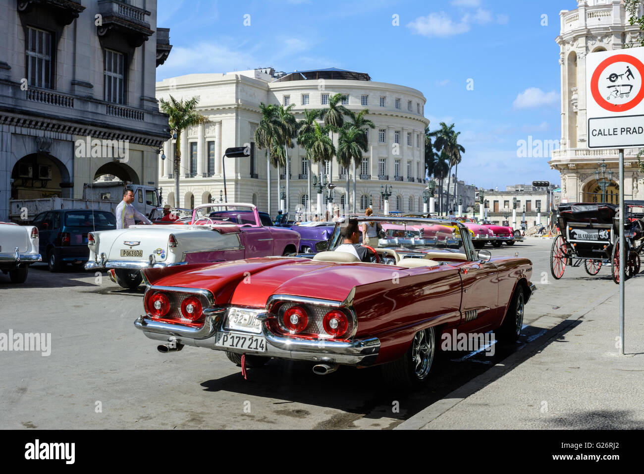 Vintage auto americane al di fuori del National Capitol Building (Capitolio) nel Parque Central, Old Havana, Cuba Foto Stock