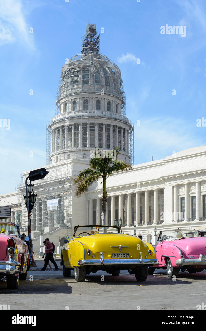 Vintage auto americane al di fuori del National Capitol Building (Capitolio) nel Parque Central, Old Havana, Cuba Foto Stock