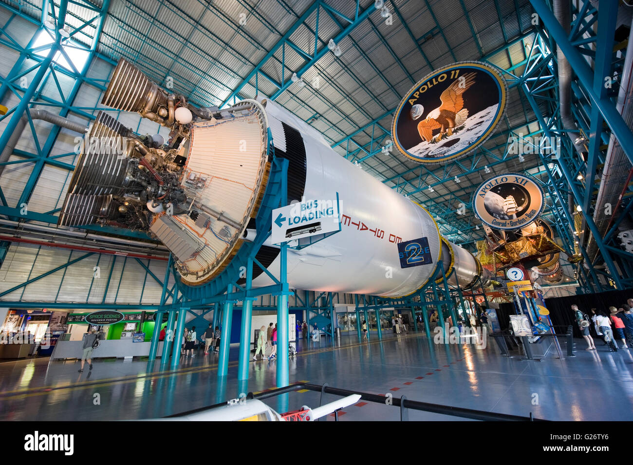 Per i visitatori in cerca di un Saturn 5 razzo che è esposta al Complesso Visitatori del Centro Spaziale Kennedy Foto Stock
