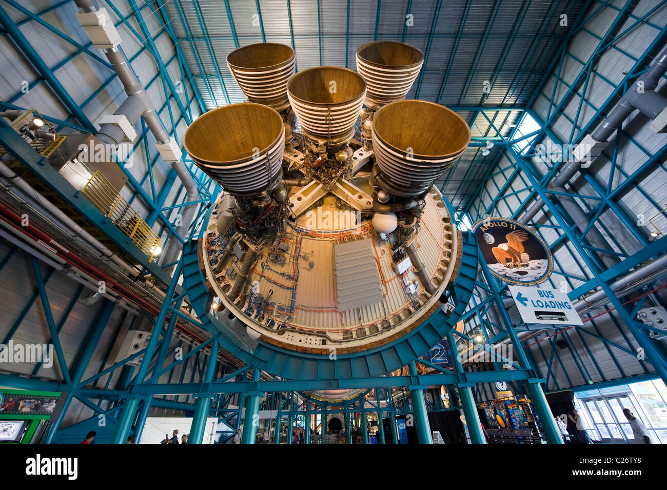 I motori del secondo stadio del Saturno 5 razzo che è esposta al Complesso Visitatori del Centro Spaziale Kennedy Foto Stock