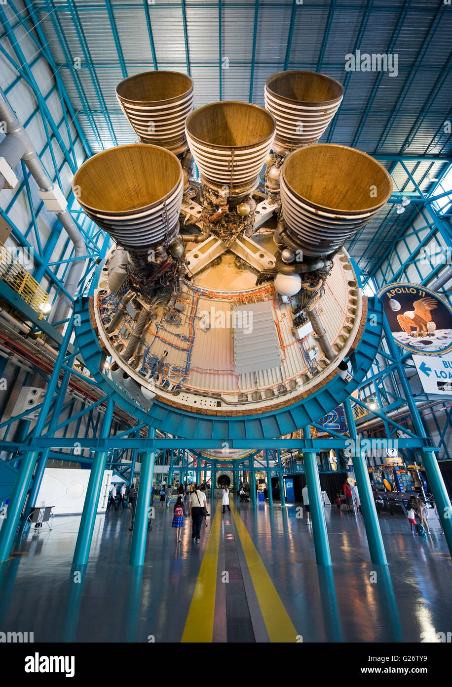 I motori del secondo stadio del Saturno 5 razzo che è esposta al Complesso Visitatori del Centro Spaziale Kennedy Foto Stock