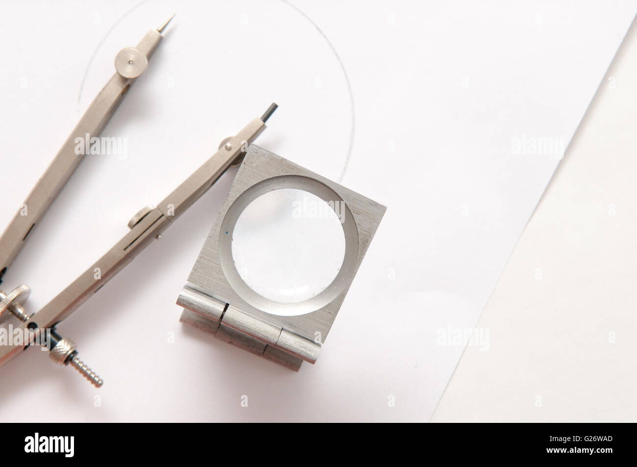 Contatore di biancheria che viene utilizzato per controllare il lavoro su un disegno tecnico Foto Stock