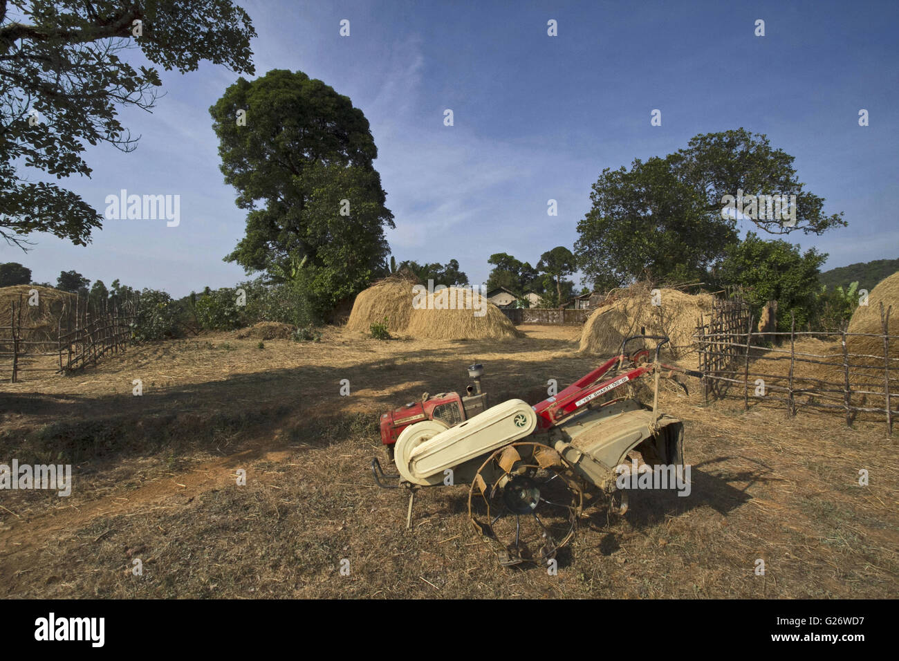 Azionato a mano il trattore a Kuveshi villaggio dello stato indiano del Karnataka Foto Stock