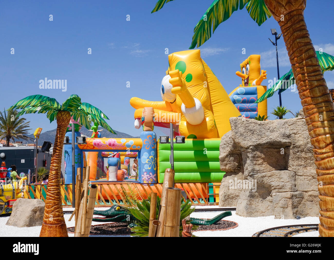 SpongeBob bouncy castello nel parco di divertimenti per i bambini. Spagna. Foto Stock