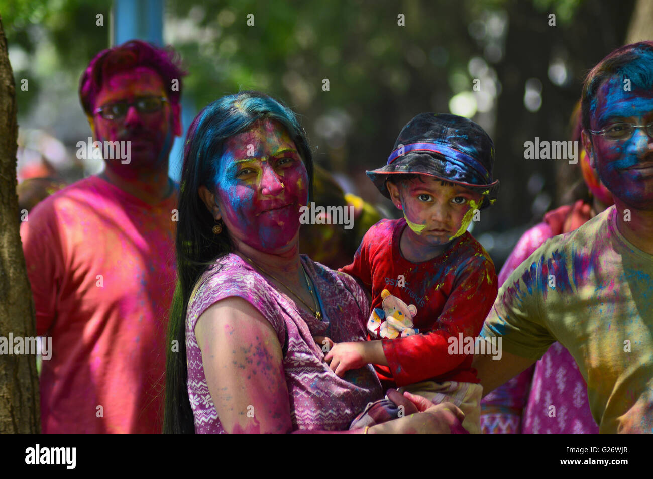 Facce colorate di una famiglia giocando Holi (Festival di colori), Pune, Maharashtra, India Foto Stock