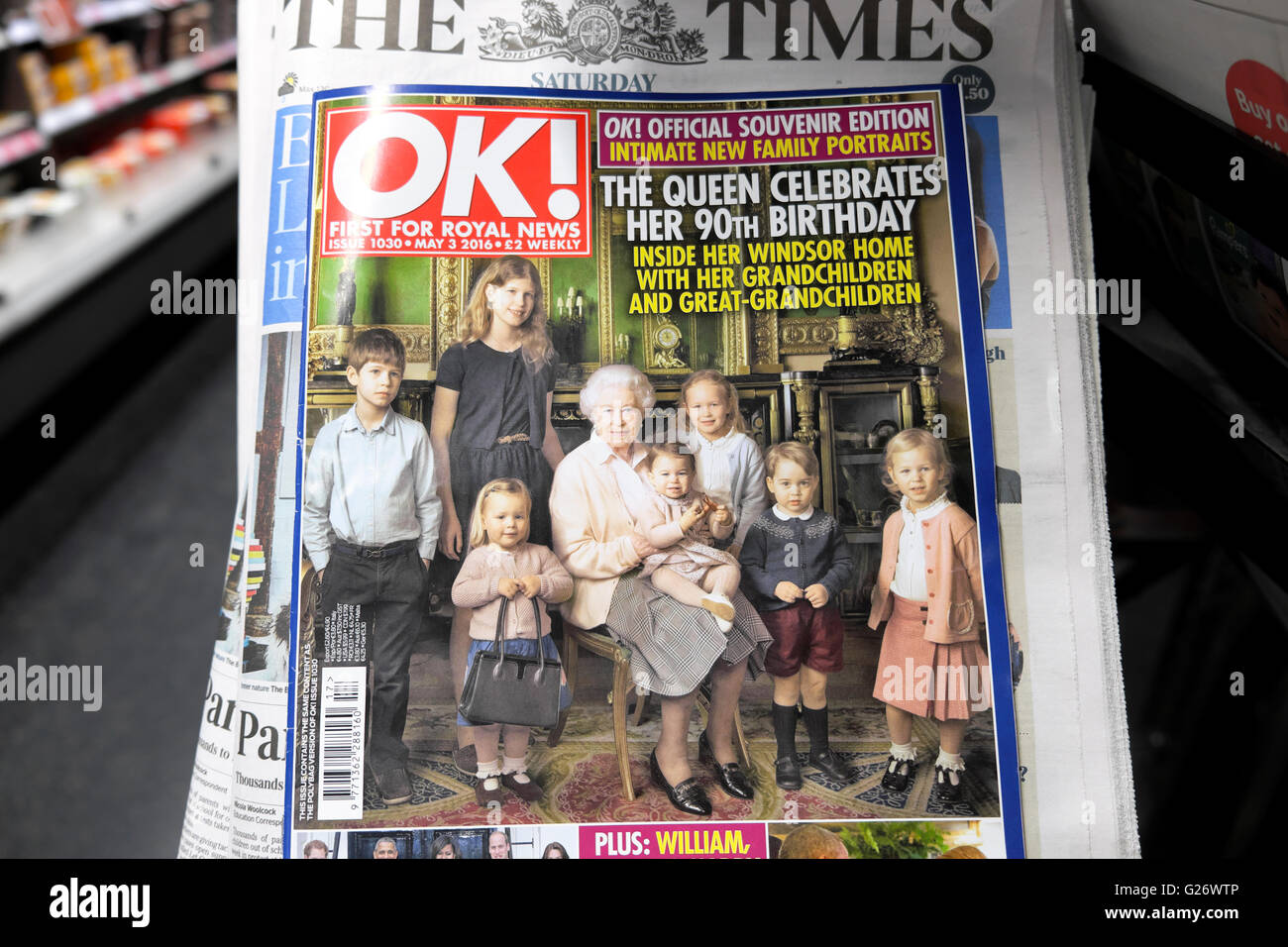 OK copertina con letto Queen Elizabeth II con i suoi nipoti e nipoti grande maggio 2016 Londra Inghilterra REGNO UNITO Foto Stock