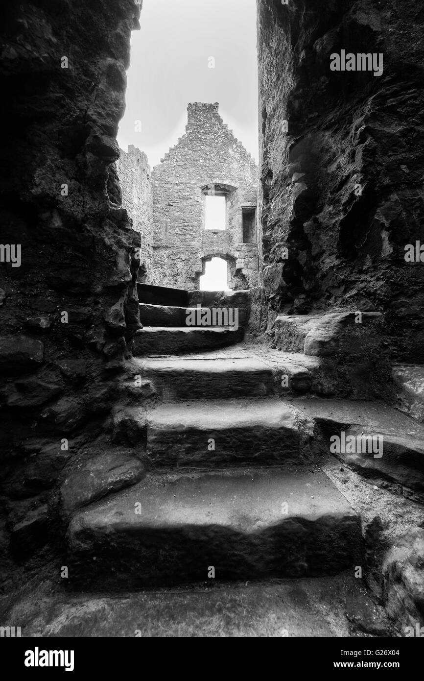 Ricerca di ritorcitura scalone in pietra delle rovine di un Castello Scozzese Foto Stock