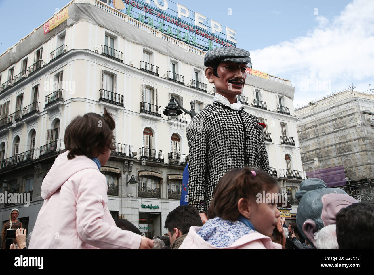 Un modello di un vestito tipicamente Madrileno l'uomo. Viste generali a Madrid durante il 2016 San Isidro festival con cabuzedos (l Foto Stock
