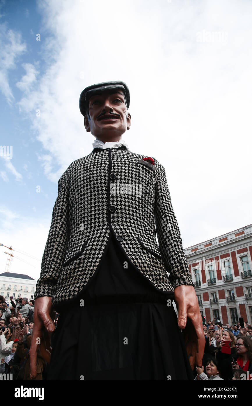 Un modello di un vestito tipicamente Madrileno l'uomo. Viste generali a Madrid durante il 2016 San Isidro festival con cabuzedos (l Foto Stock
