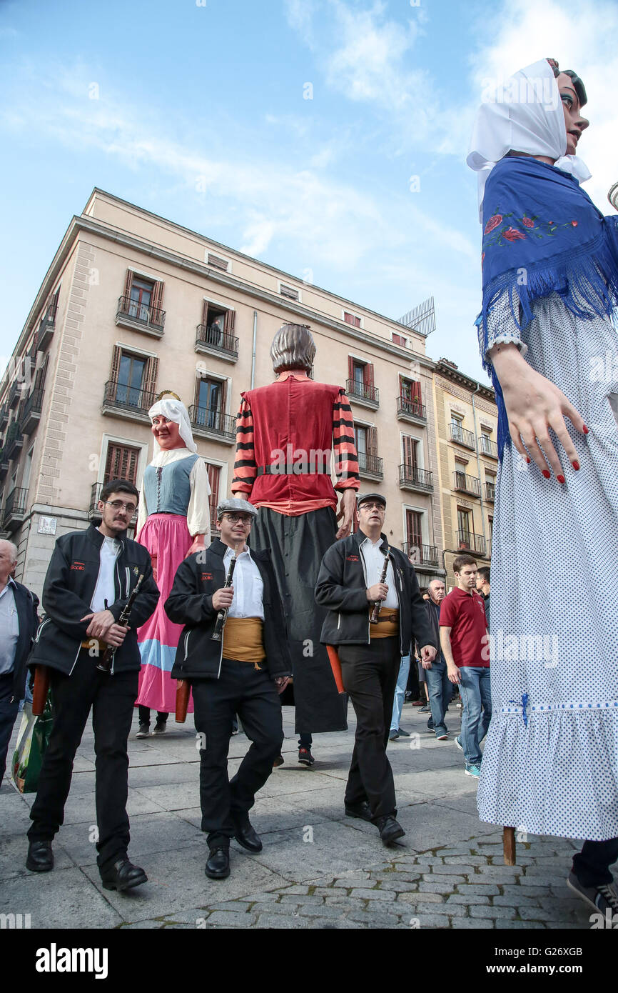 Viste generali a Madrid durante il 2016 San Isidro festival con cabuzedos (grande capo-modelli di figure storiche) Foto Stock