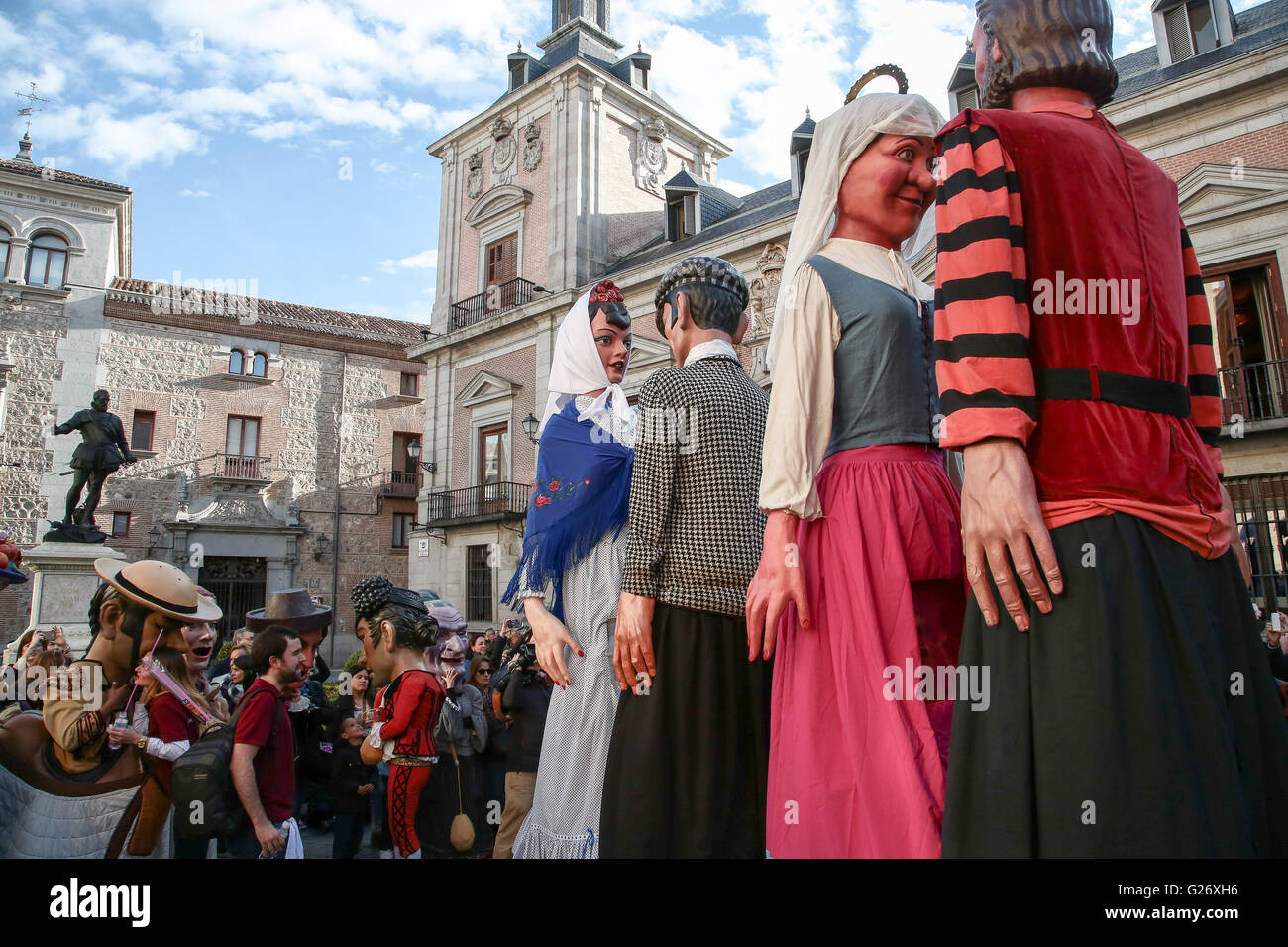 Viste generali a Madrid durante il 2016 San Isidro festival con cabuzedos (grande capo-modelli di figure storiche) Foto Stock