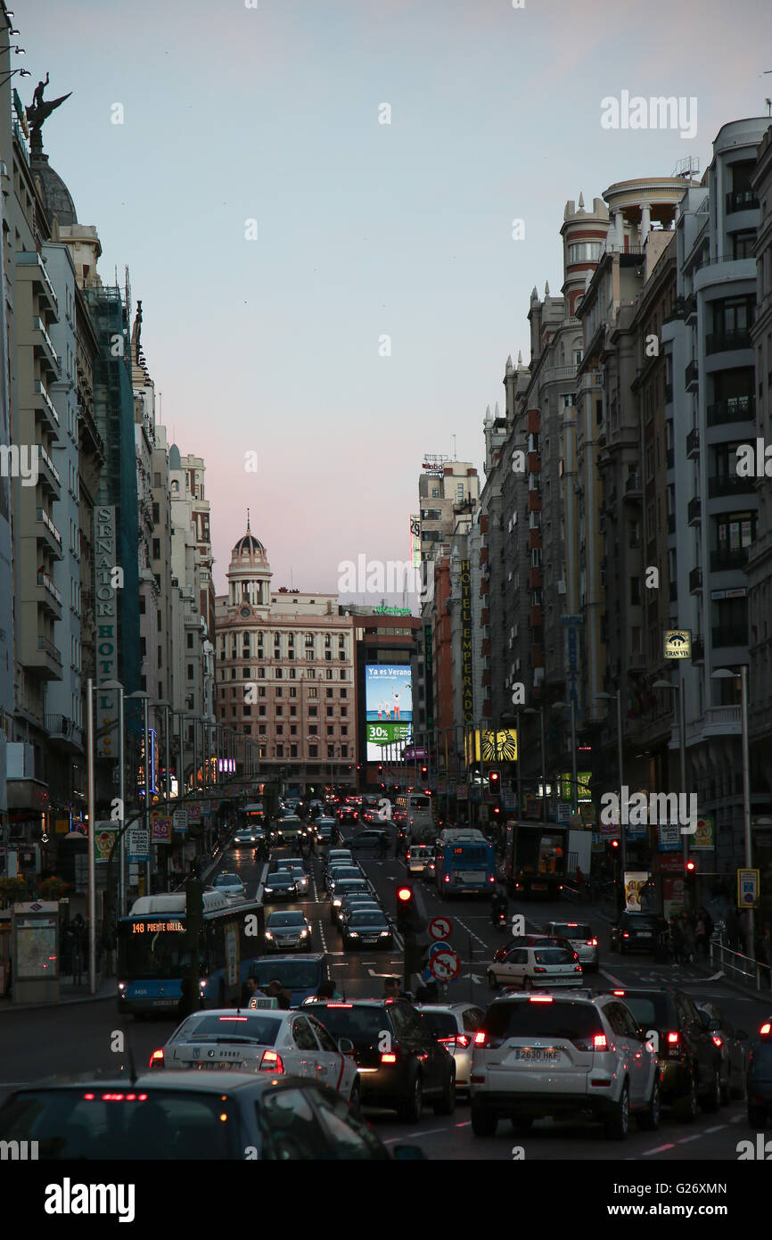 Una vista di Gran Via al crepuscolo. Viste generali a Madrid durante il 2016 San Isidro festival Foto Stock