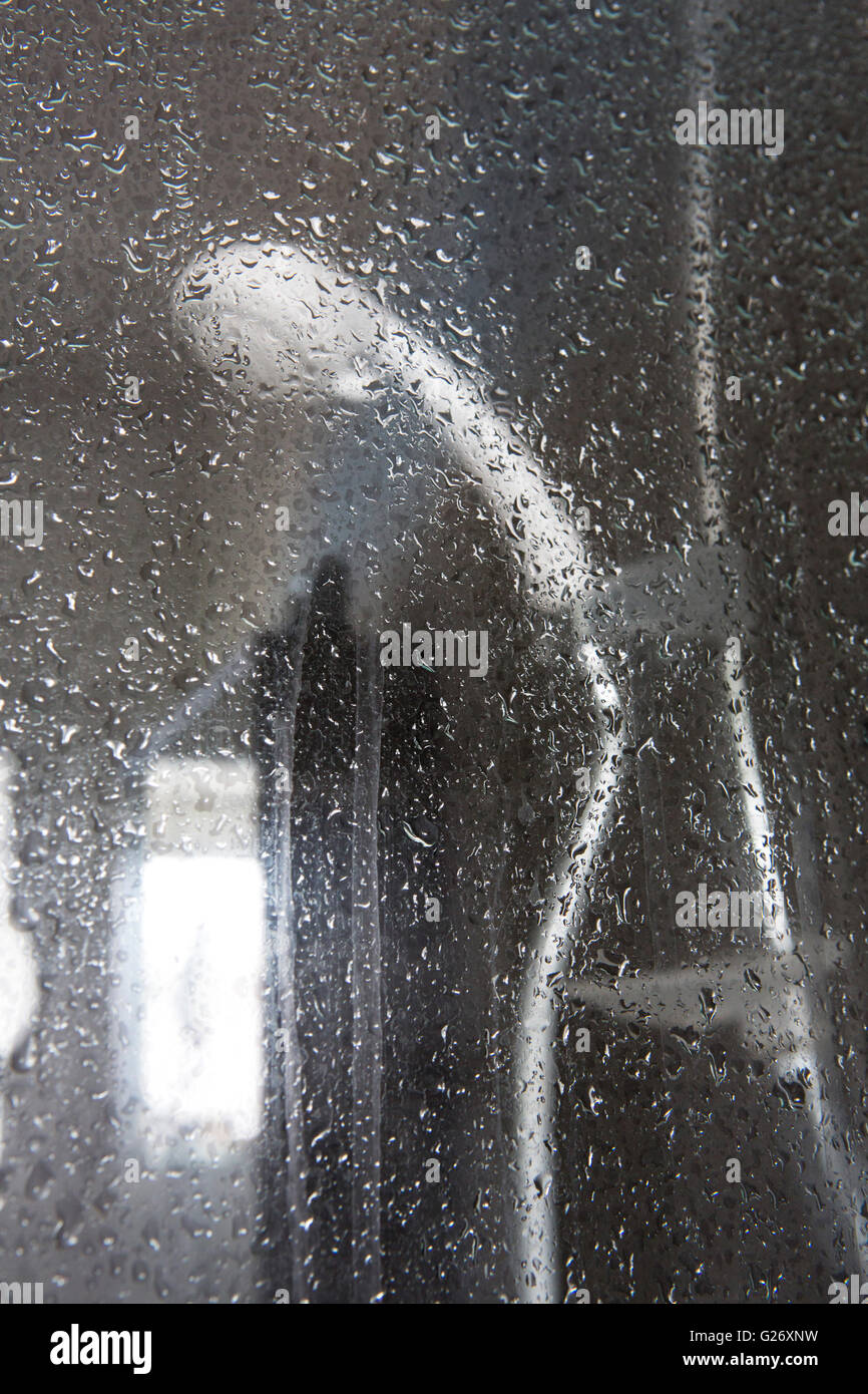 Guardando attraverso un box doccia in vetro sportello coperto in goccioline  d'acqua Foto stock - Alamy