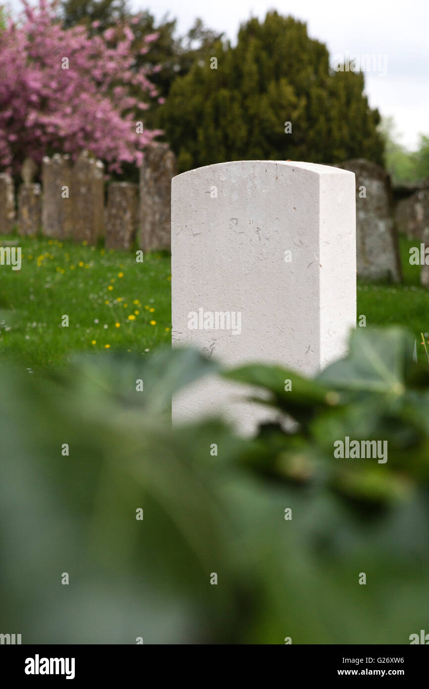 Nuovo pulita pianura pietra di testa in una chiesa cimitero. Foto Stock