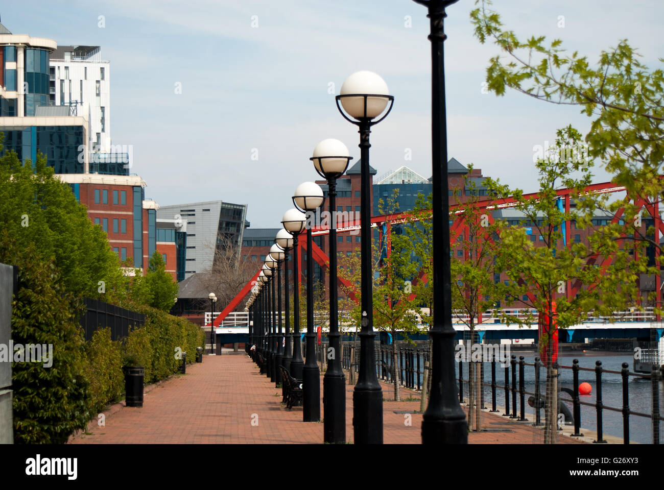 La passerella in corrispondenza del lato di Manchester Ship Canal - Salford Quays Foto Stock