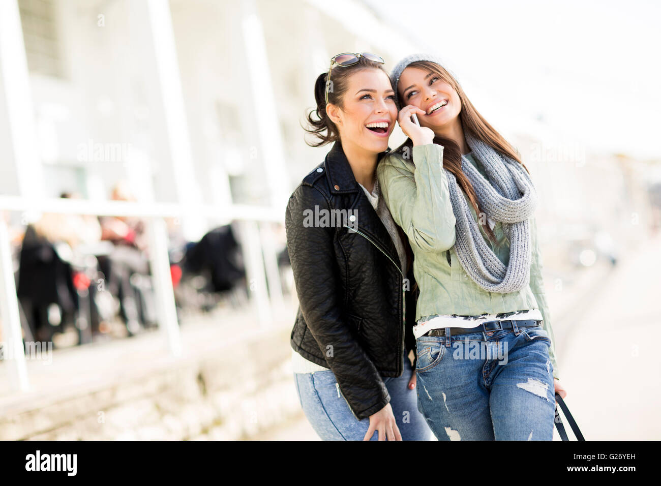 Due giovani donne a outdoor Foto Stock