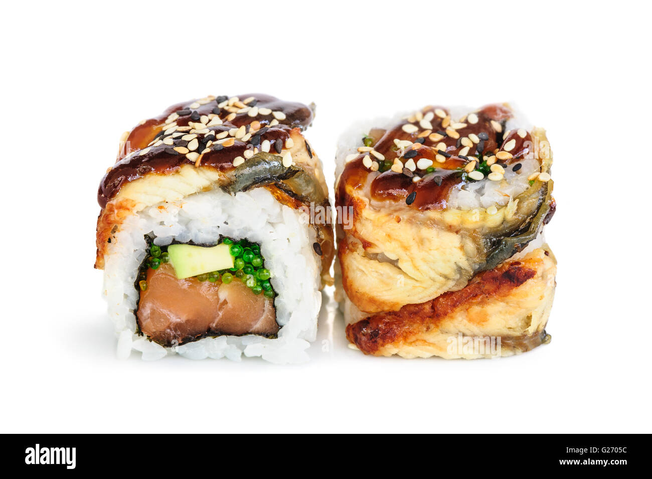 Uramaki maki sushi, due rotoli isolato su bianco Foto Stock