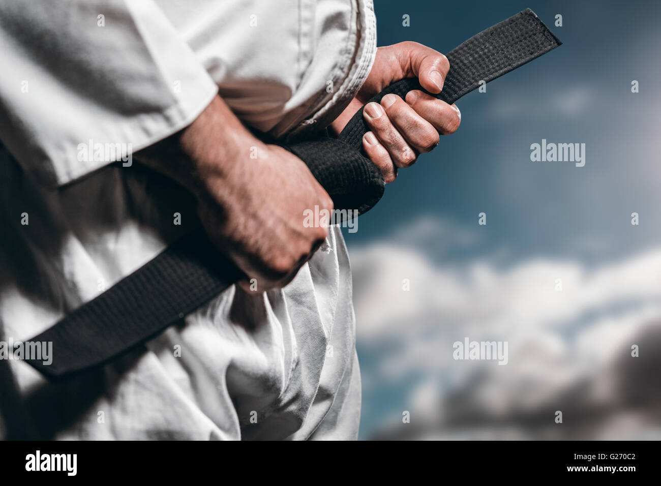 Immagine composita del fighter di serraggio della cinghia di karate Foto Stock