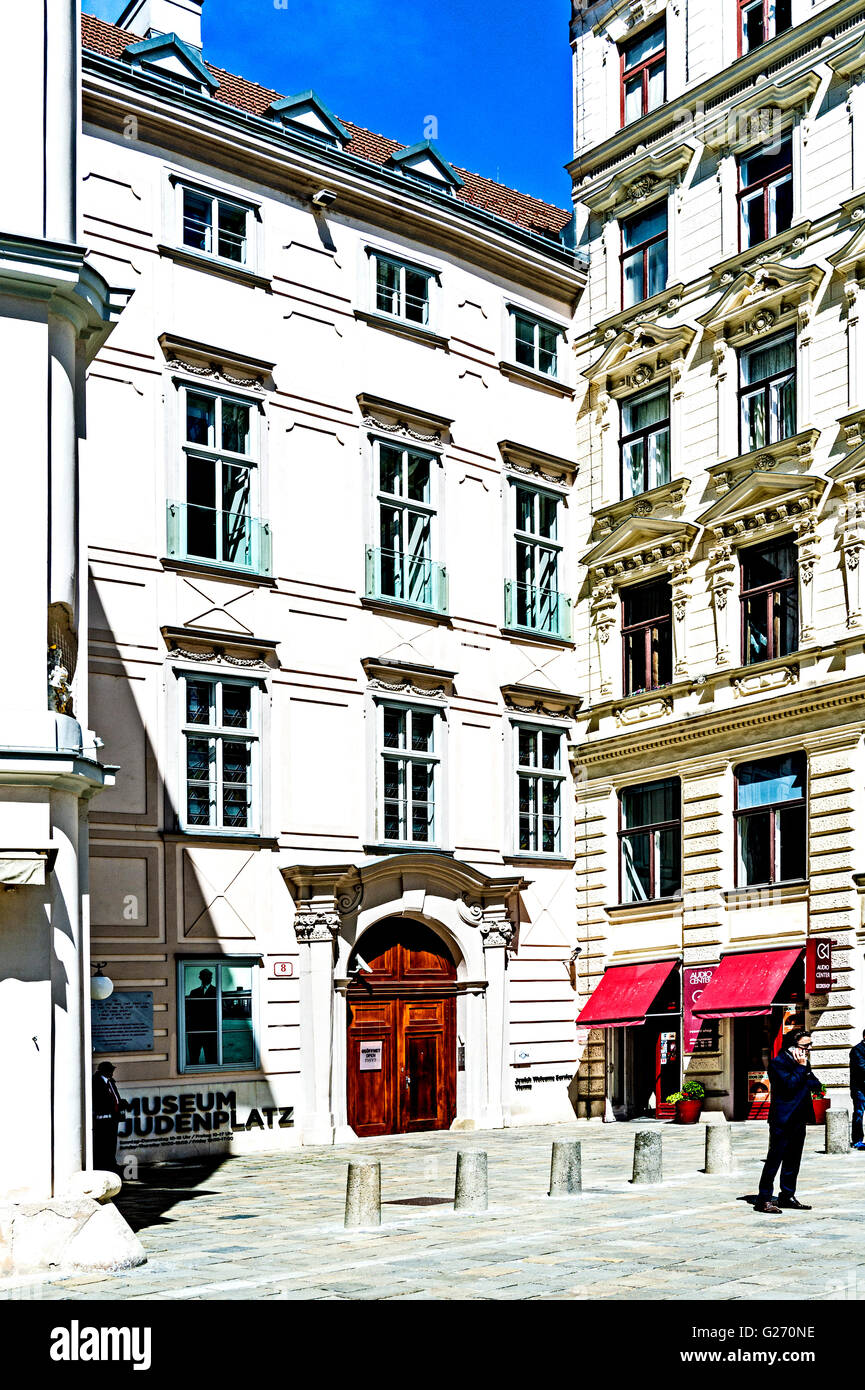 Judenplatz (Inglese:Piazza ebraica) è una piazza cittadina a Vienna la Innere Stadt che era il centro della vita ebraica (Medioevo) Foto Stock