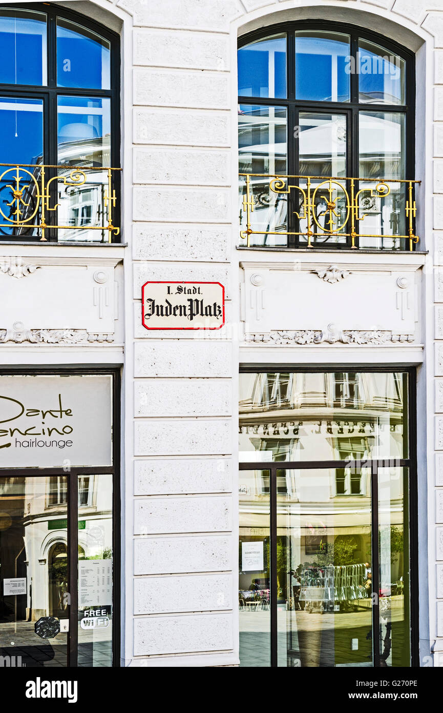 Judenplatz (Inglese:Piazza ebraica) è una piazza cittadina a Vienna la Innere Stadt che era il centro della vita ebraica (Medioevo) Foto Stock