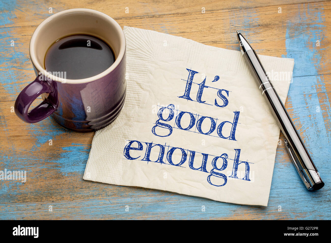 È abbastanza buona - efficienza e produttività concetto - scrittura su un tovagliolo con una tazza di caffè espresso Foto Stock