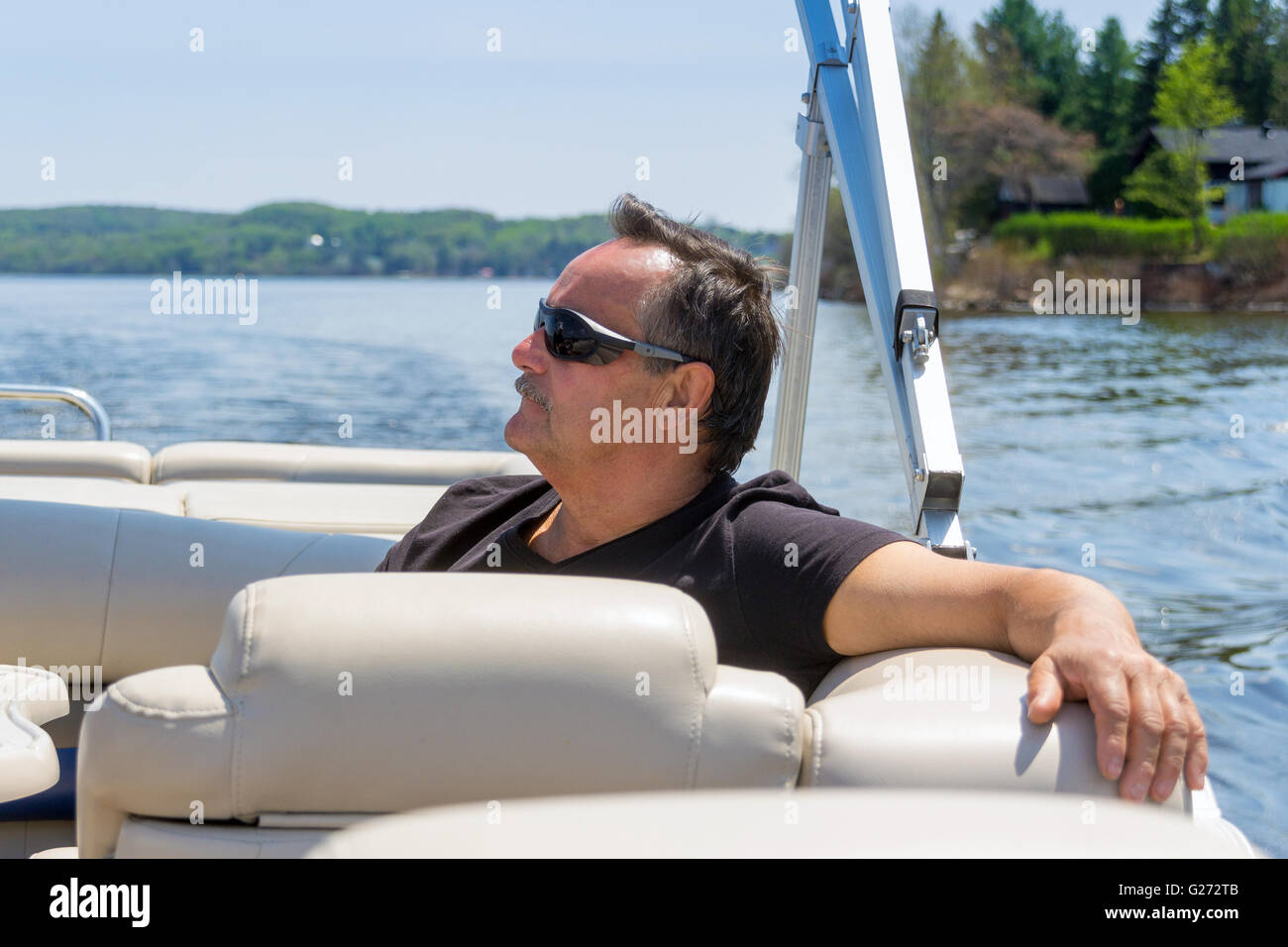 Gli uomini 60 anni relax su una barca in estate Foto Stock