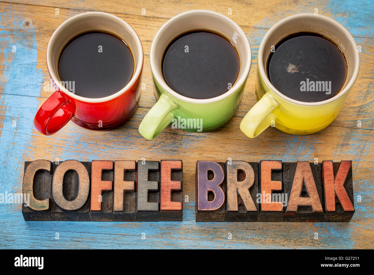 Pausa caffè banner in rilievografia vintage tipo di legno con tre tazze di caffè espresso Foto Stock