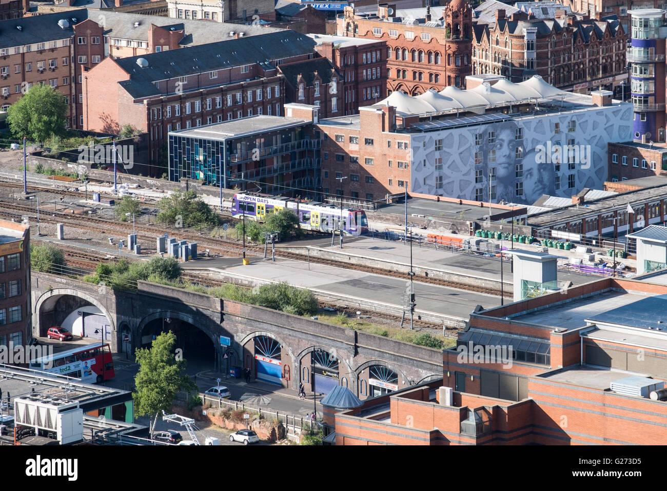 Fotografia aerea del centro cittadino di Birmingham, Inghilterra. La metropolitana treni in arrivo a Birmingham dal quartiere dei gioiellieri. Foto Stock