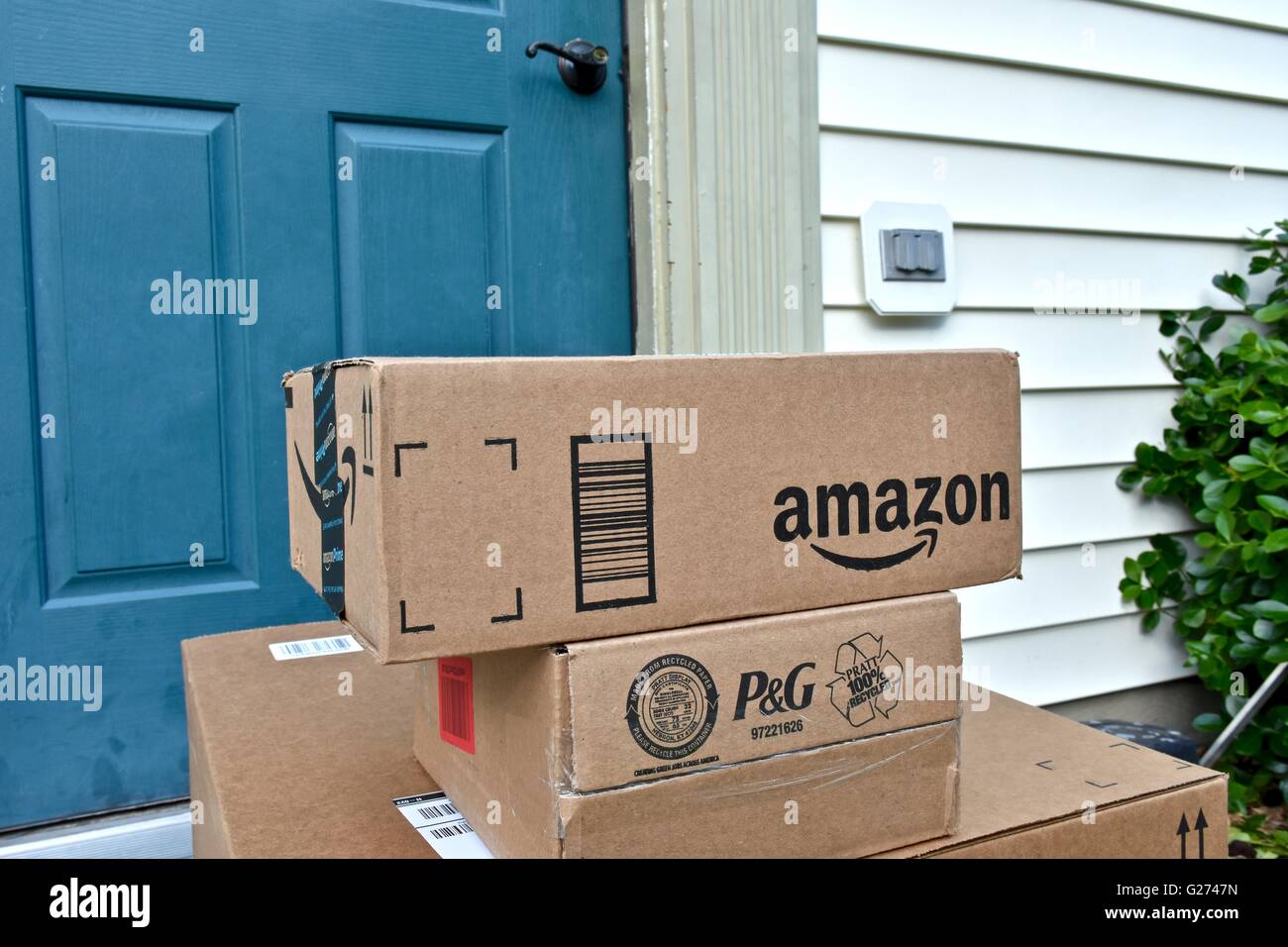 La perfezione del Amazon box consegnati a una casa residenziale Foto Stock