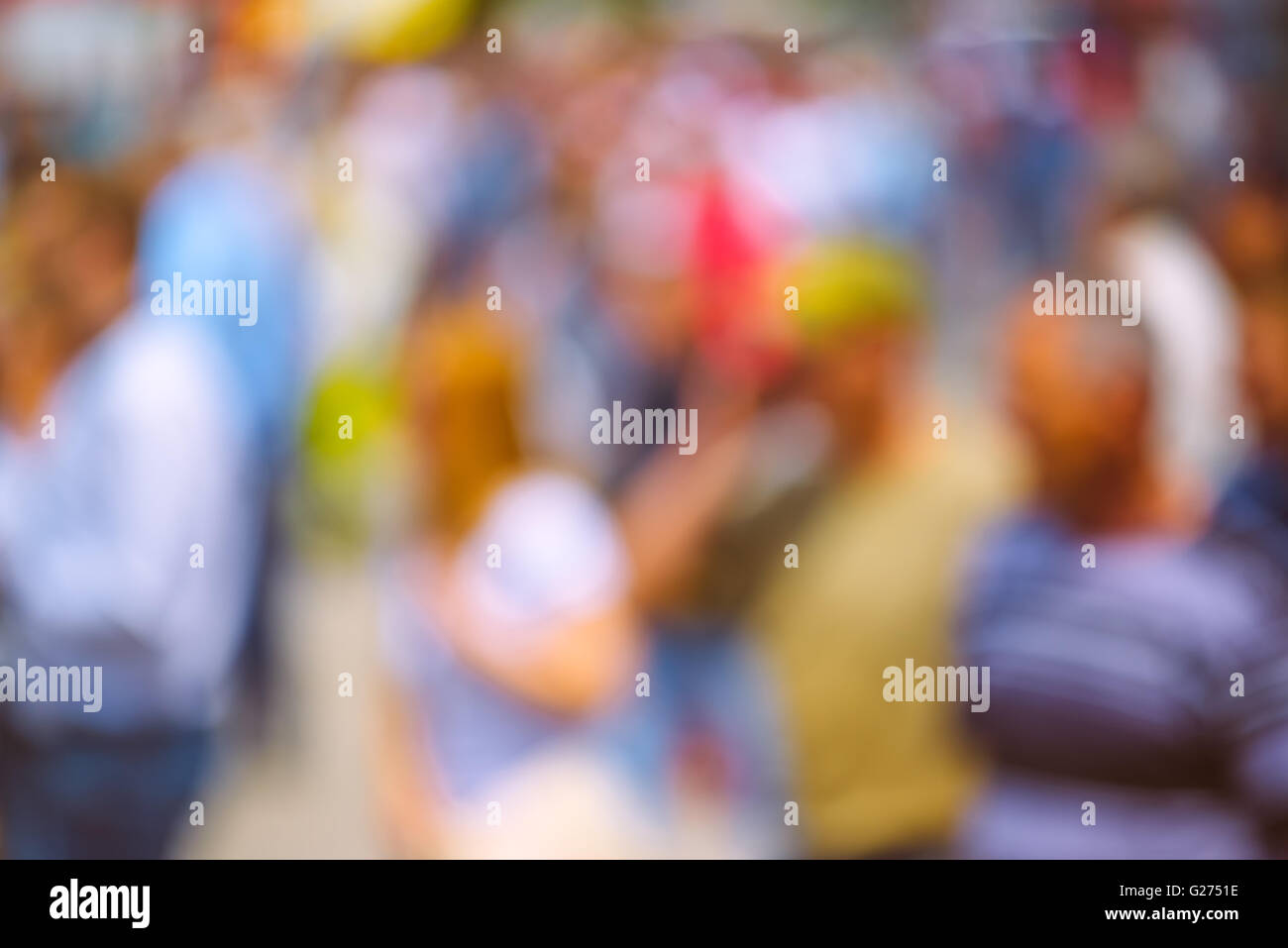 Abstract blur folla di gente sulla strada irriconoscibile ordinaria quotidiana di uomini e donne come la sfocatura dello sfondo urbano. Foto Stock