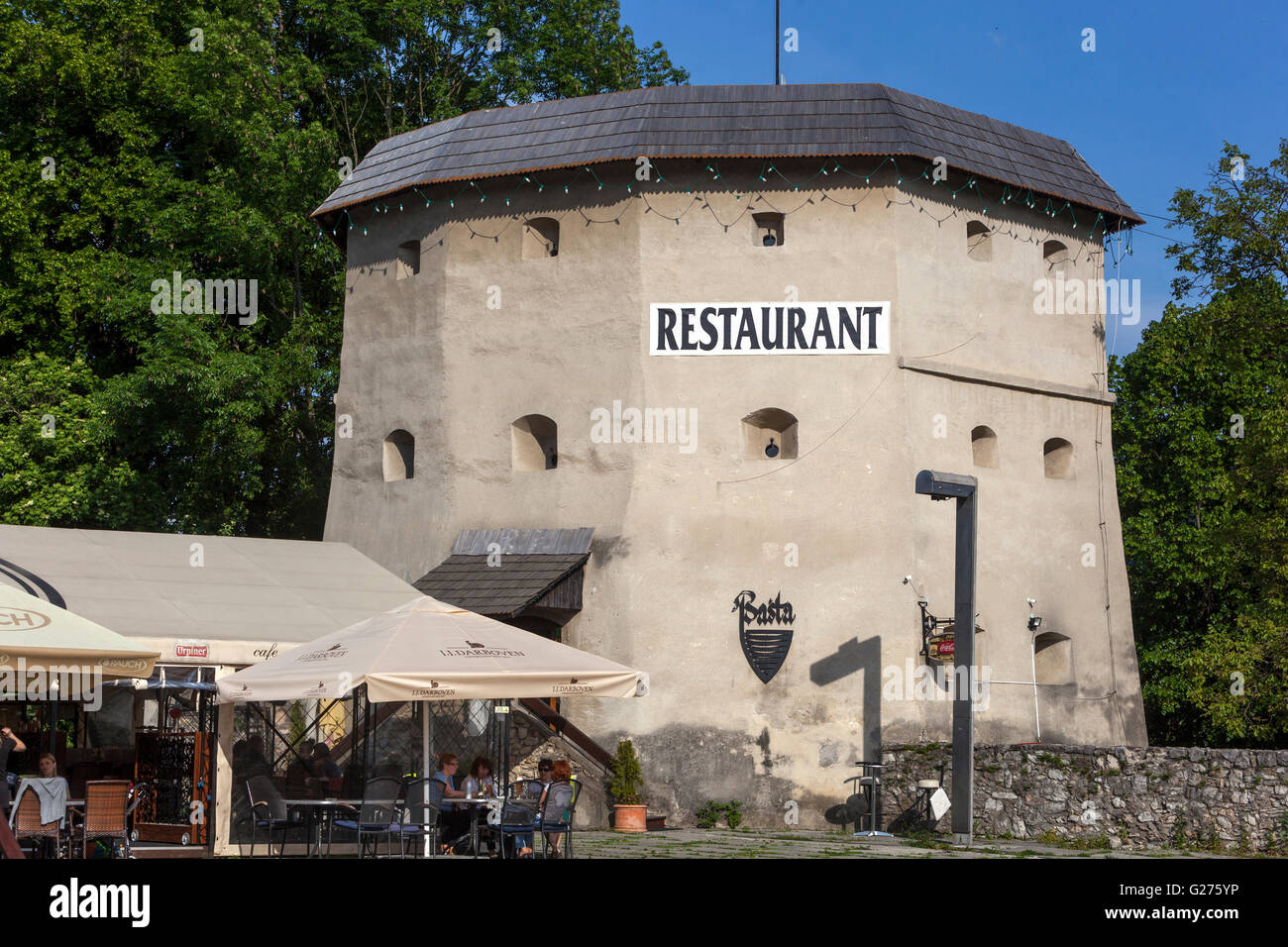 Basta ristorante di fronte al monumento della Rivolta Nazionale Slovacca, Banska Bystrica, Slovacchia, Europa Foto Stock