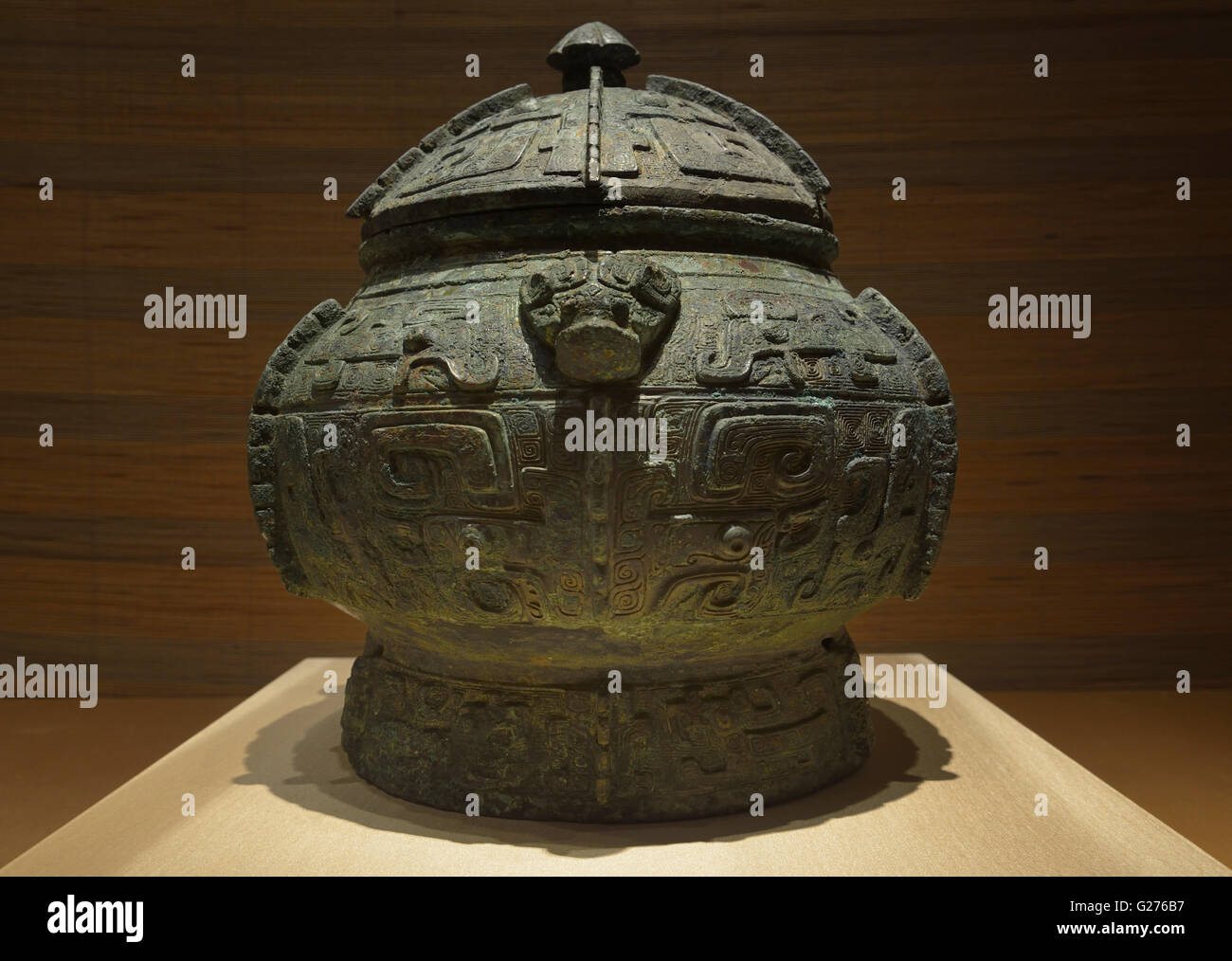Bu di bronzo URN. Fu Hao tomba, dinastia Shang (c.1600-1046 BCE) . Pechino Capitale Museo. Foto Stock